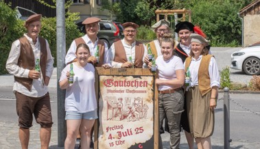 Wie zur Zeit Gutenbergs: Galledia gautschte zwei Mitarbeiterinnen nach alter Drucktradition