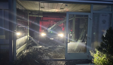 Die Täter kamen in gestohlenen Autos und nahmen mehrere Waffen mit