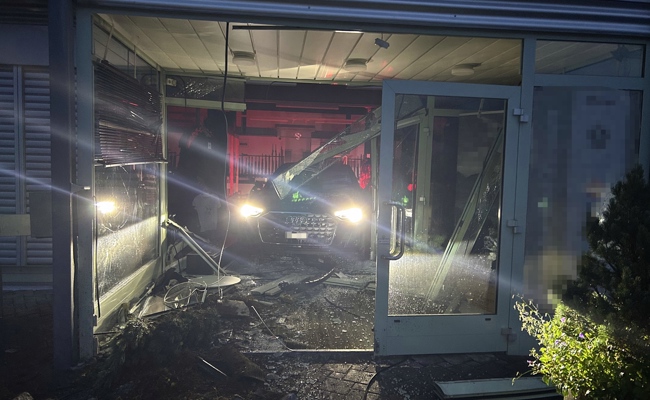 Die Täter kamen in gestohlenen Autos und nahmen mehrere Waffen mit